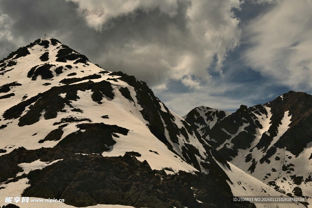 壮丽雪山与天空美景