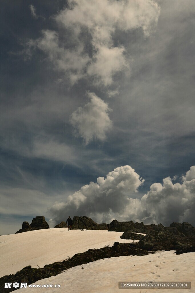  漠上空的壮丽云层景观