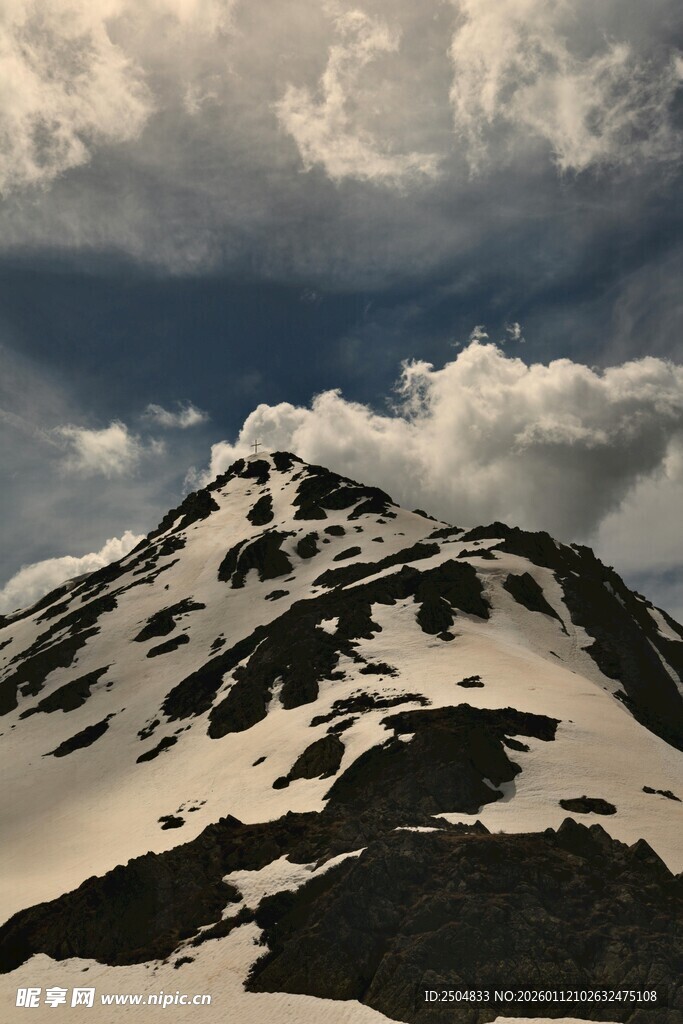 巍峨雪山与天际云朵