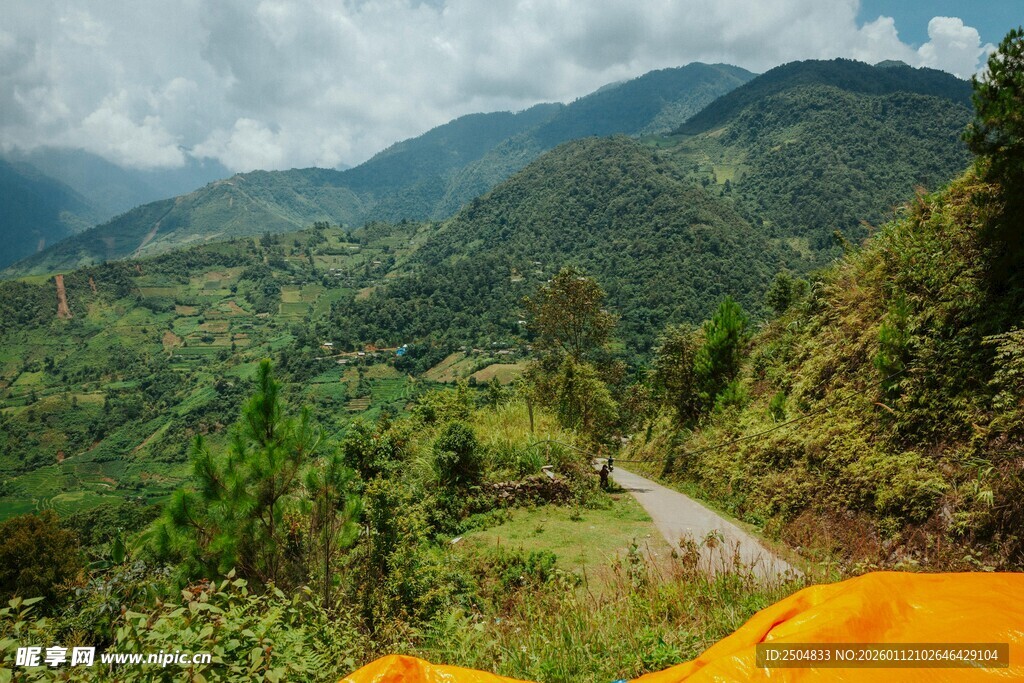 山间美景 蜿蜒小路伴葱郁