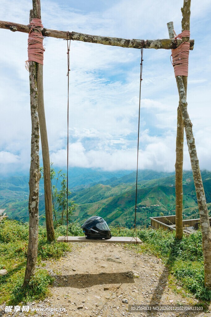 山间秋千享自然美景