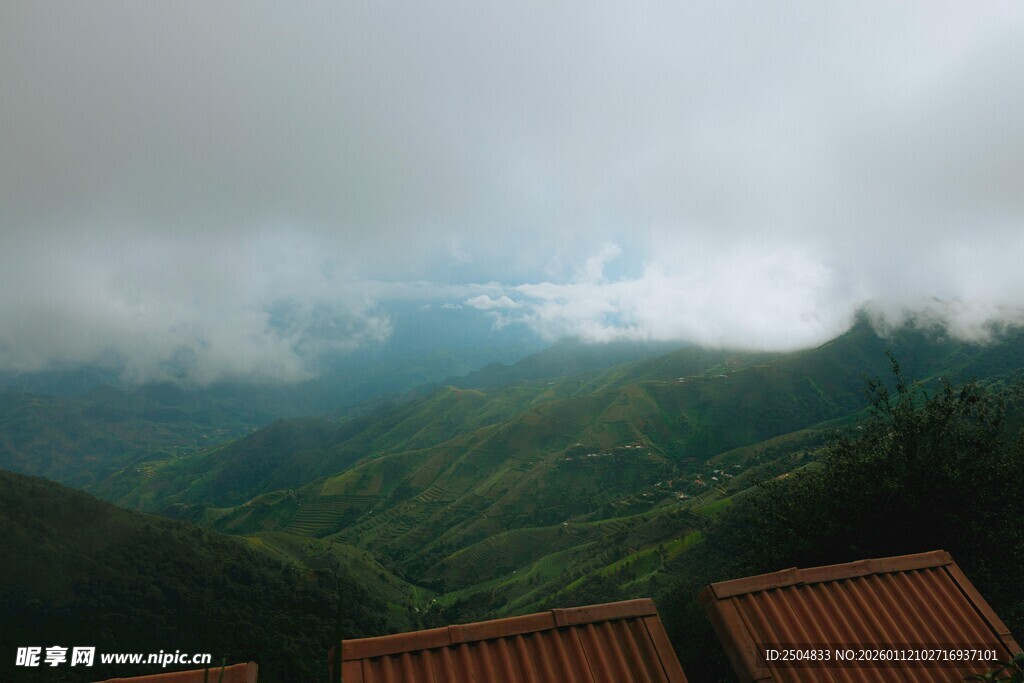 山间云雾缭绕的屋顶景色