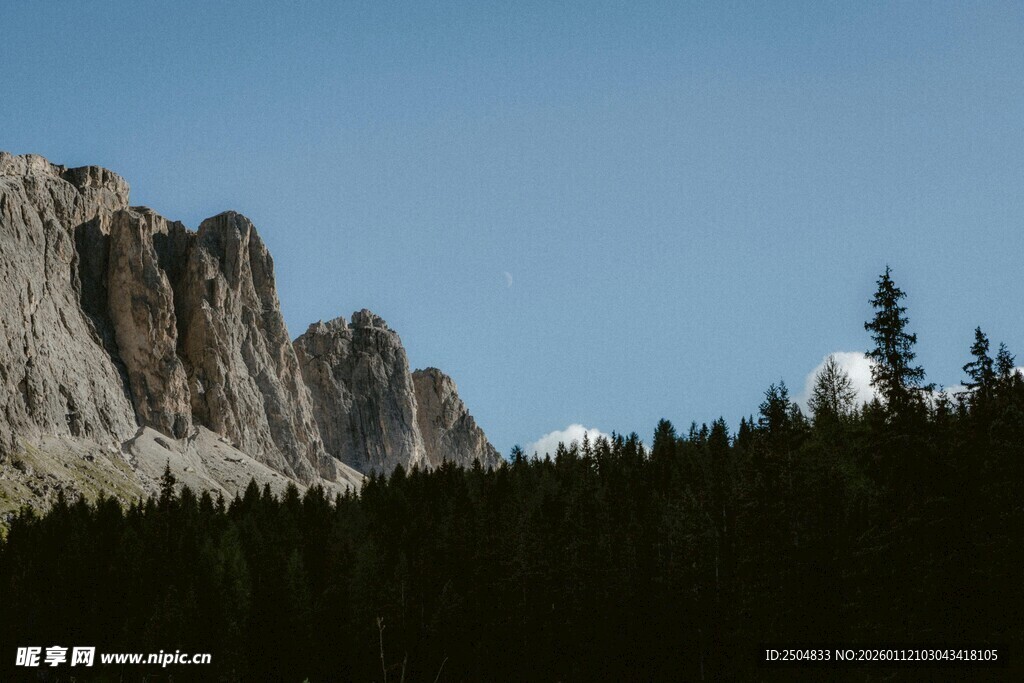 巍峨山峦与葱郁林木