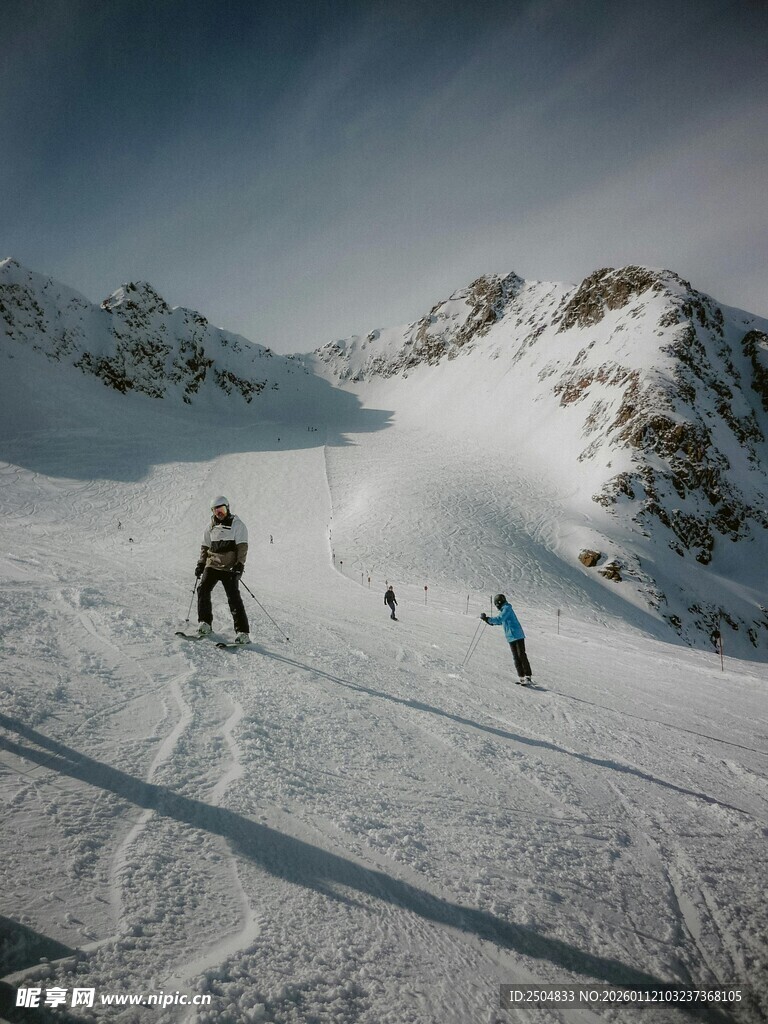 雪山滑雪者的动感瞬间