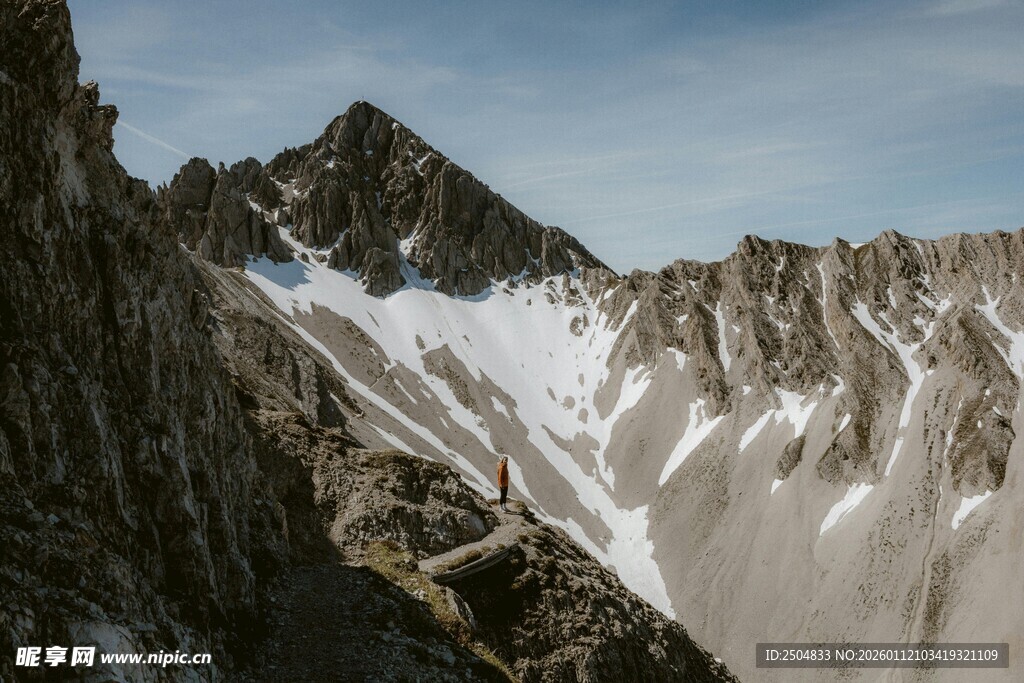 巍峨雪山壮丽山景