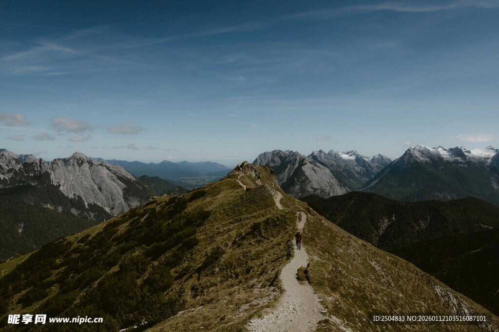 山间小径穿行壮丽山峦
