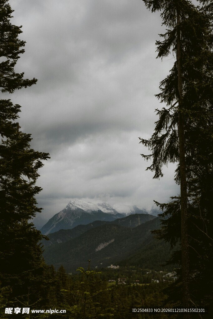 阴云下的山林与远山