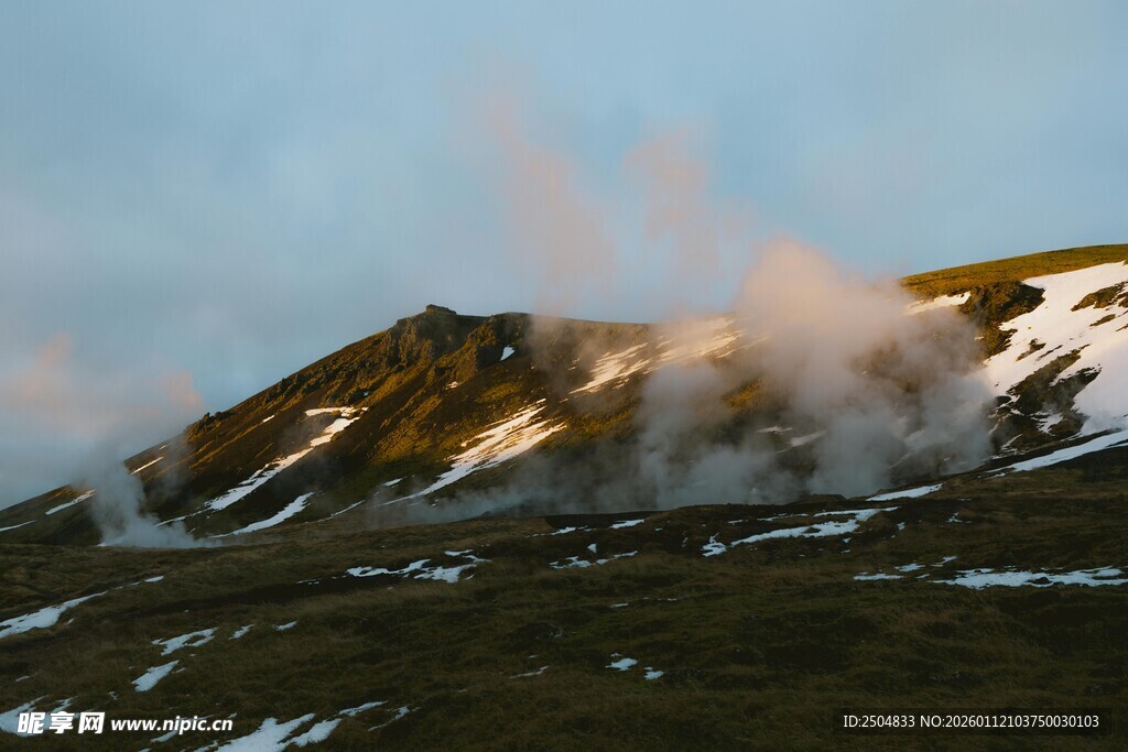 山间云雾缭绕的壮丽景致