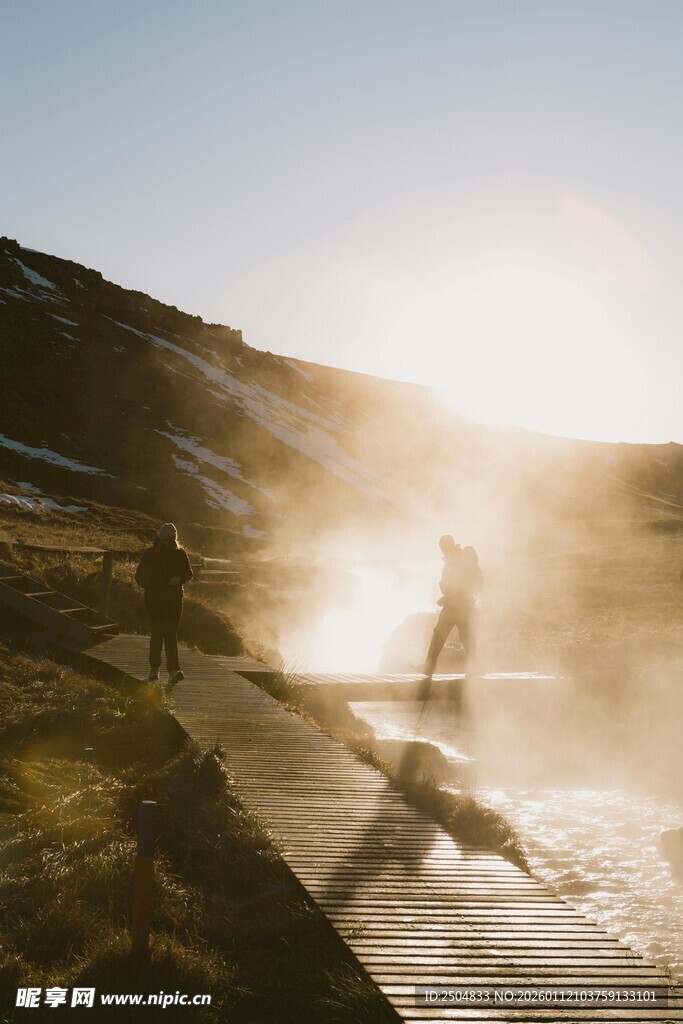 夕阳下的海边漫步场景