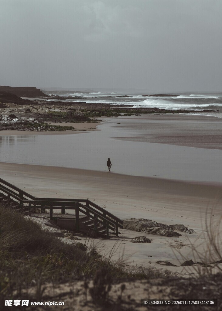 宁静海滩上的木质步道