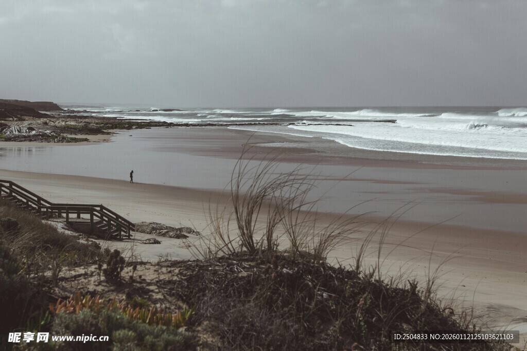  沉天气下的海边景致