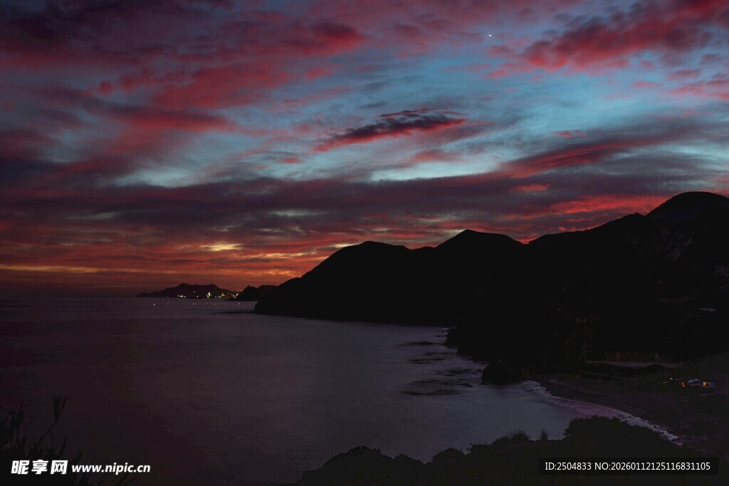 海边绚丽晚霞与山峦美景