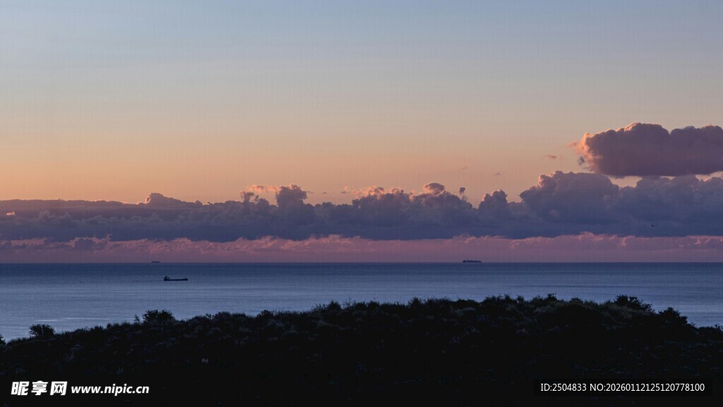 日落时分的山海美景