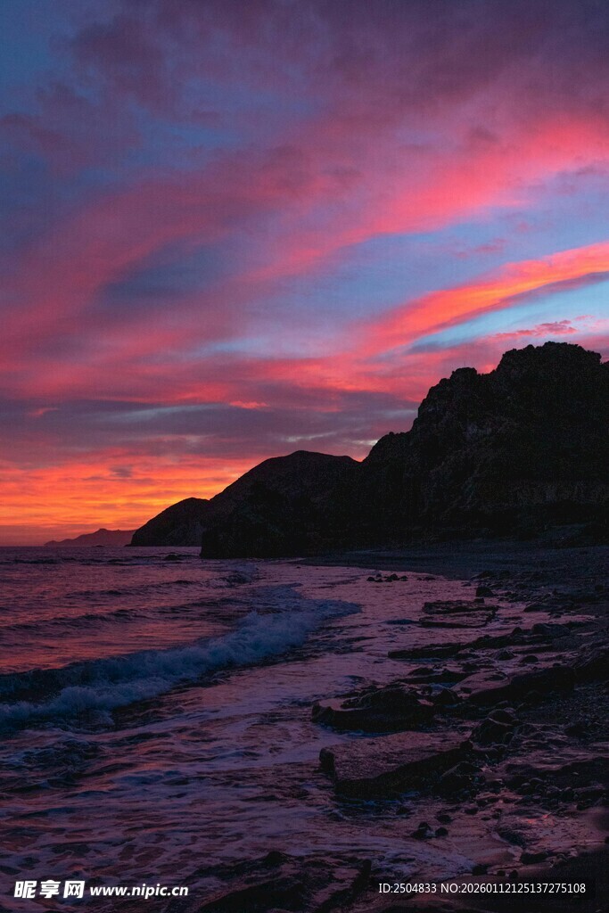 海边绚丽晚霞与礁石景观