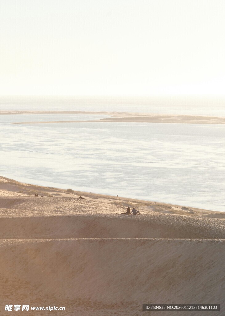  漠边缘的开阔水域景观