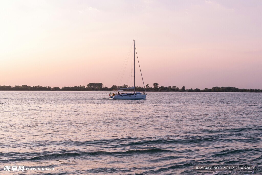 海上帆船日落美景