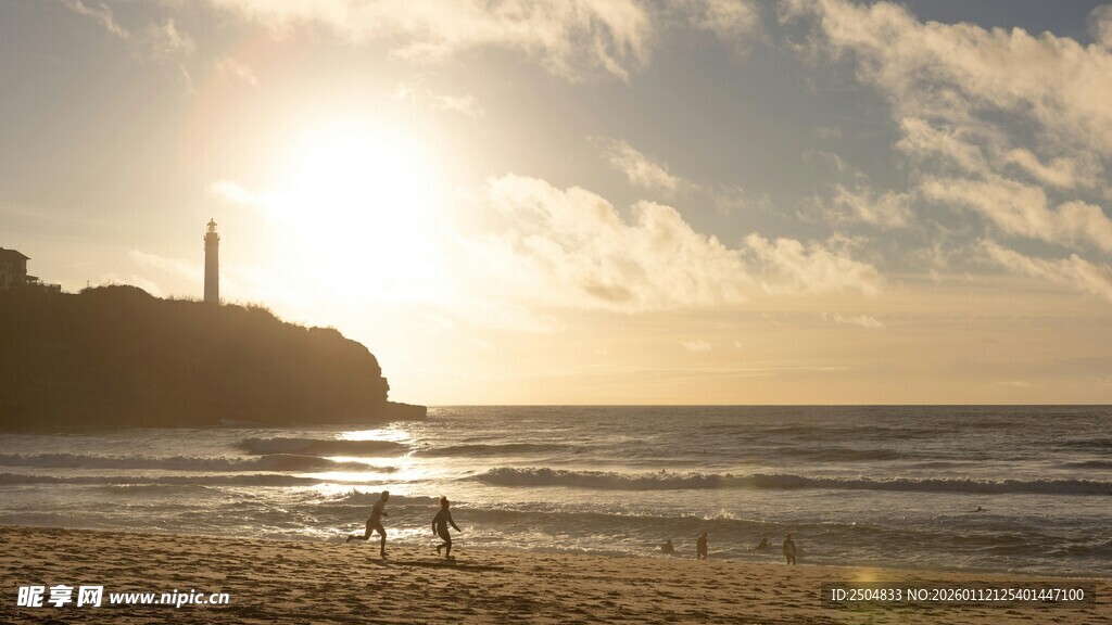 夕阳下的海边浪漫景致