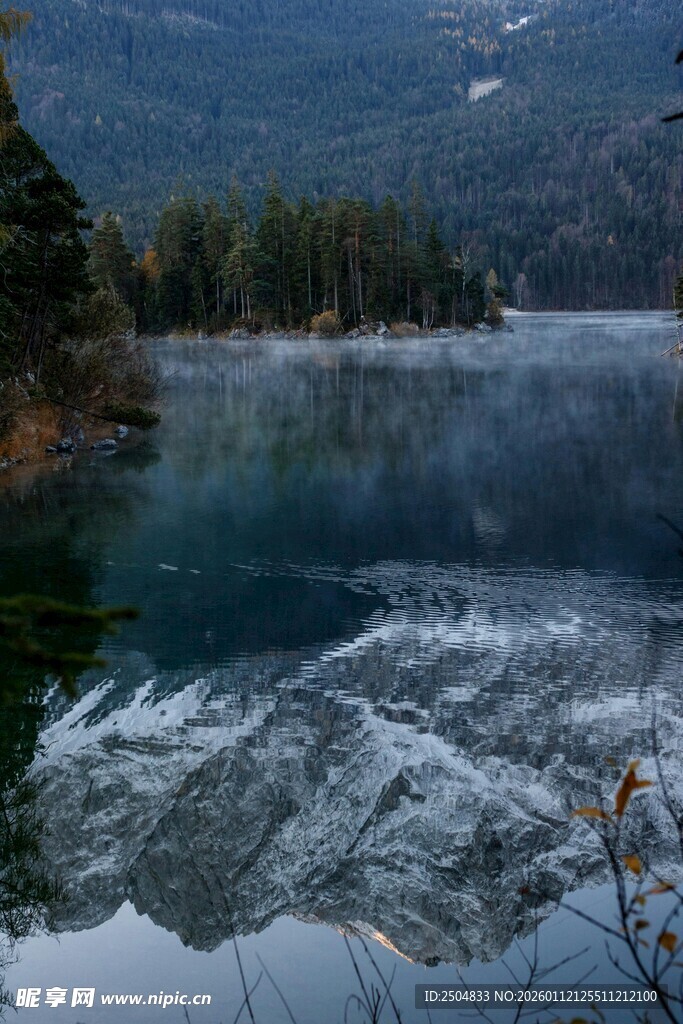 宁静湖景与远山相映
