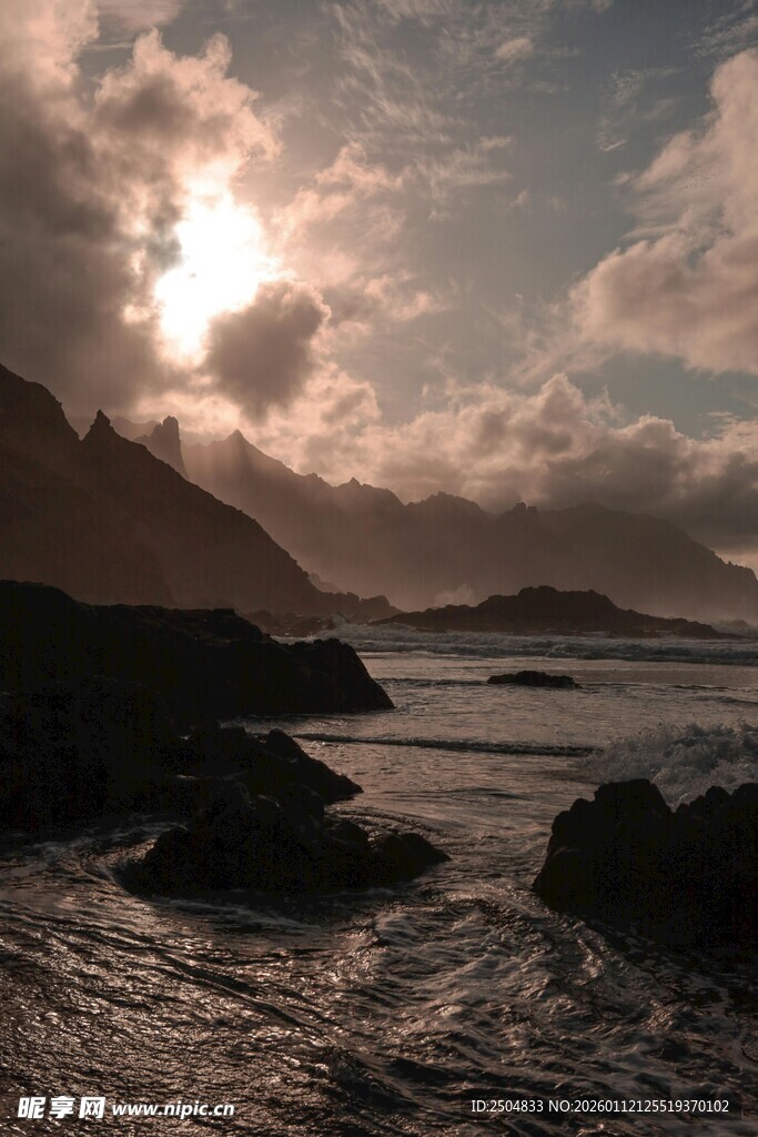海边日落时分的壮美景色