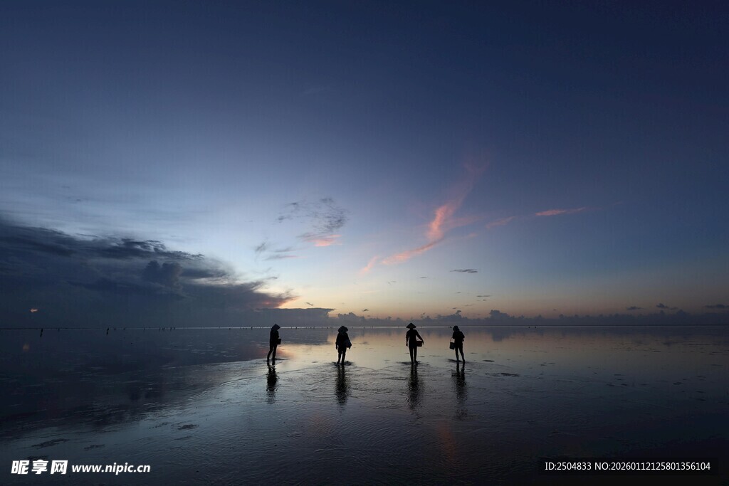 夕阳下湖畔的四人剪影