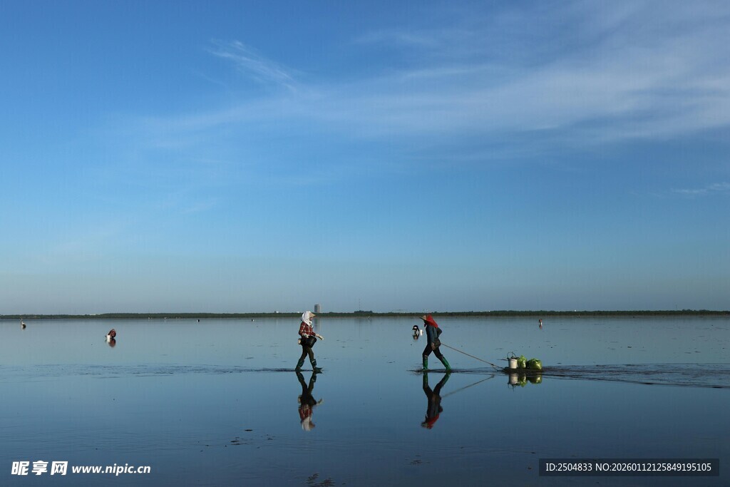 海边漫步的惬意时光