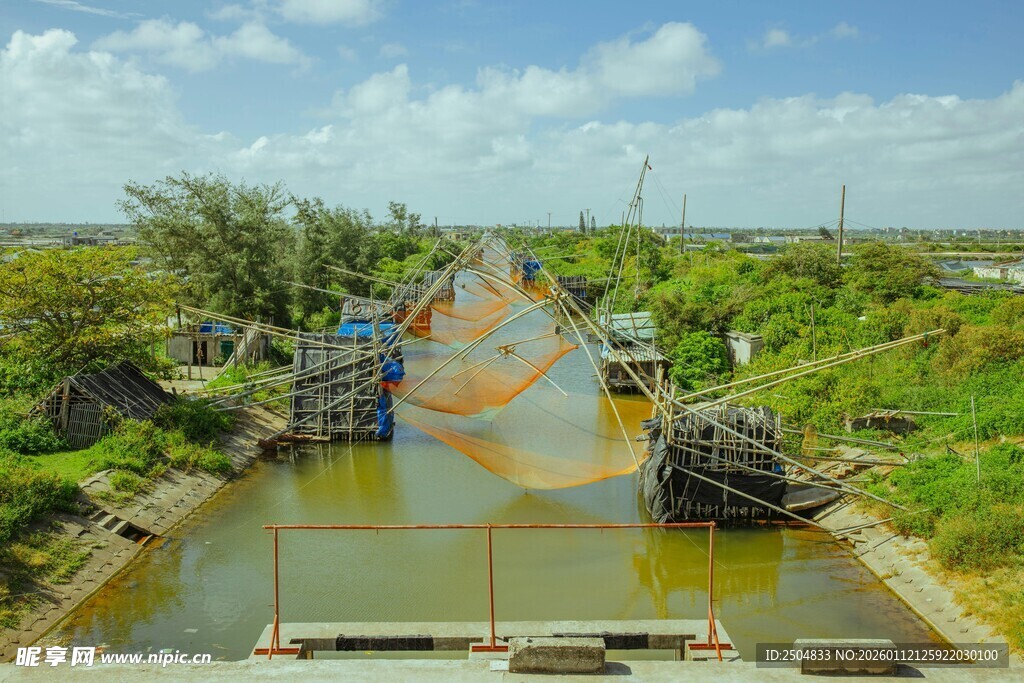 水乡河道上的撒网捕鱼场景