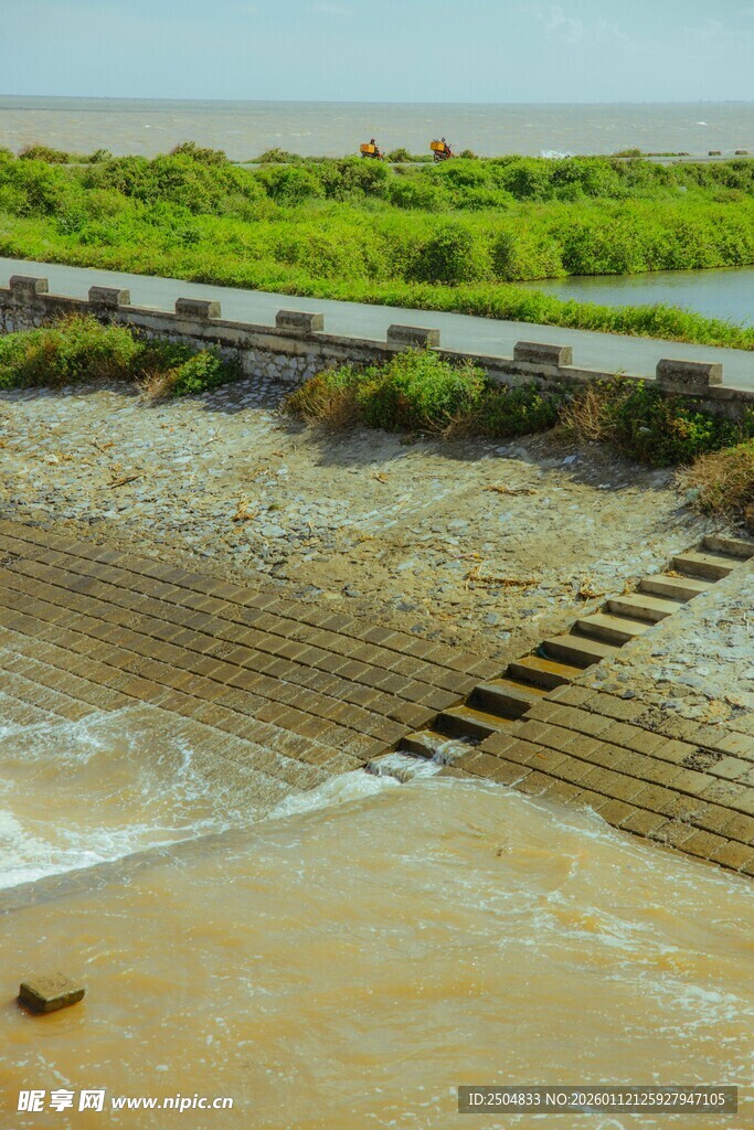 河岸水坝景象