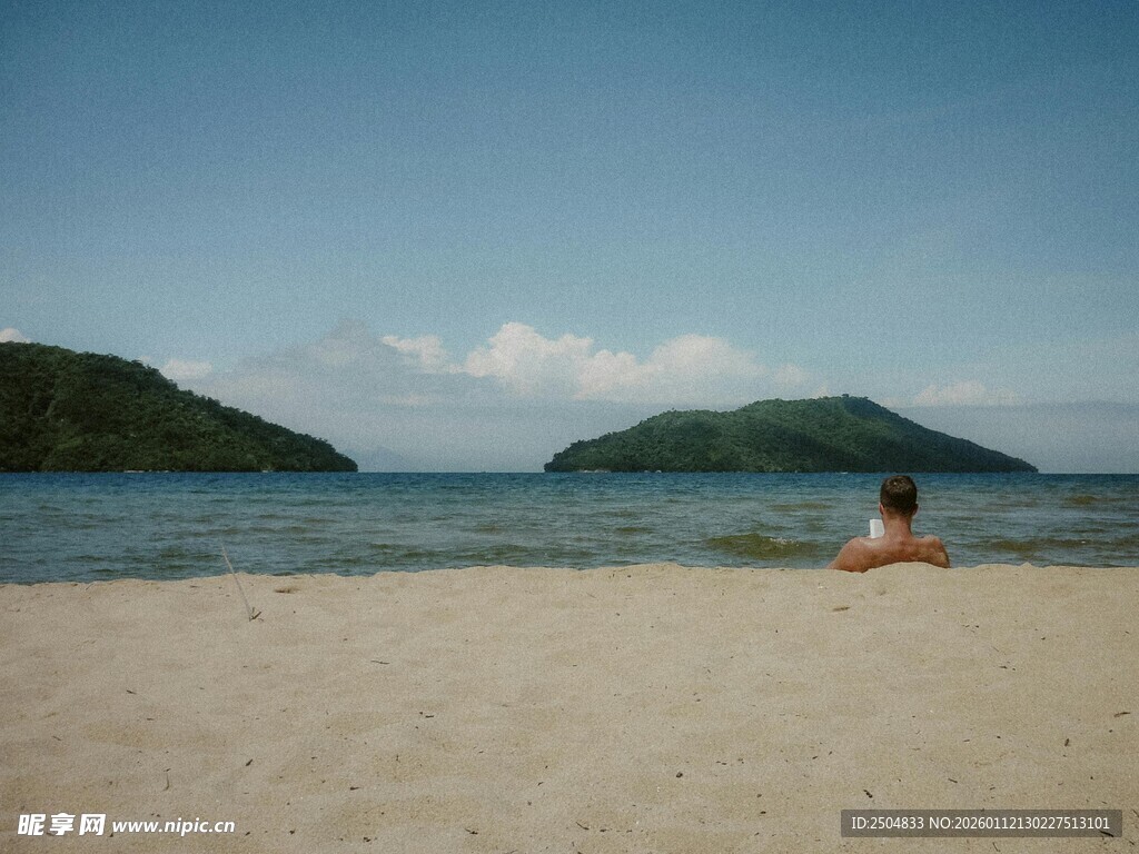 沙滩上独坐的人赏海景
