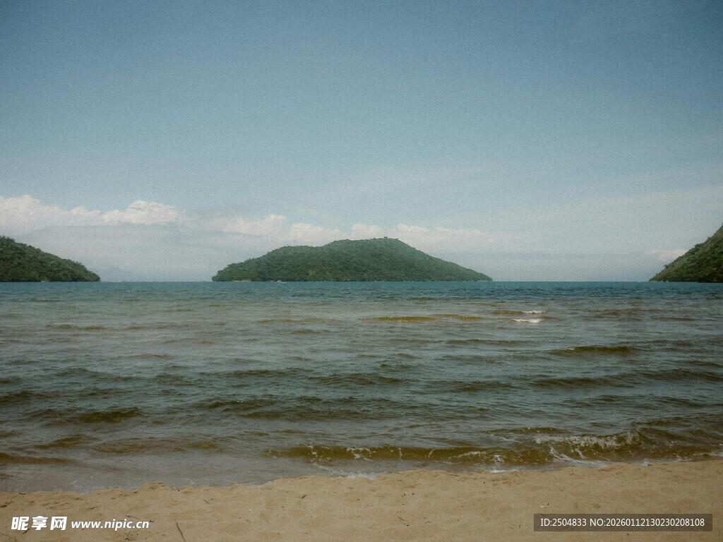 宁静海边与远处山峦景色