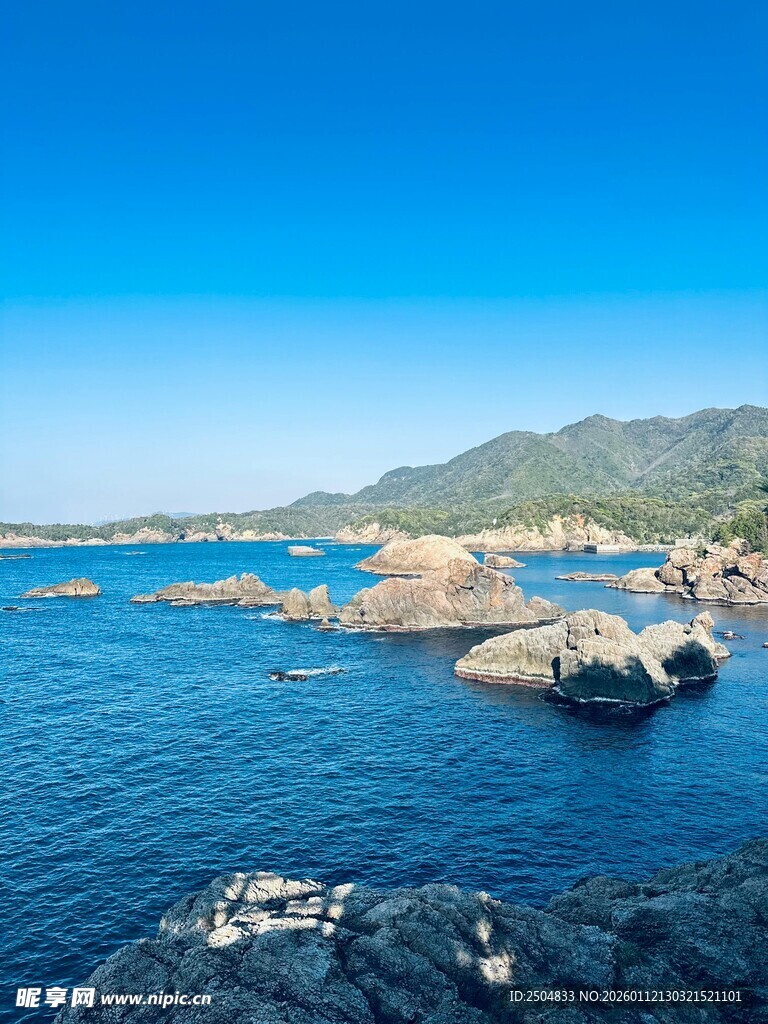 碧海蓝天中的嶙峋礁石