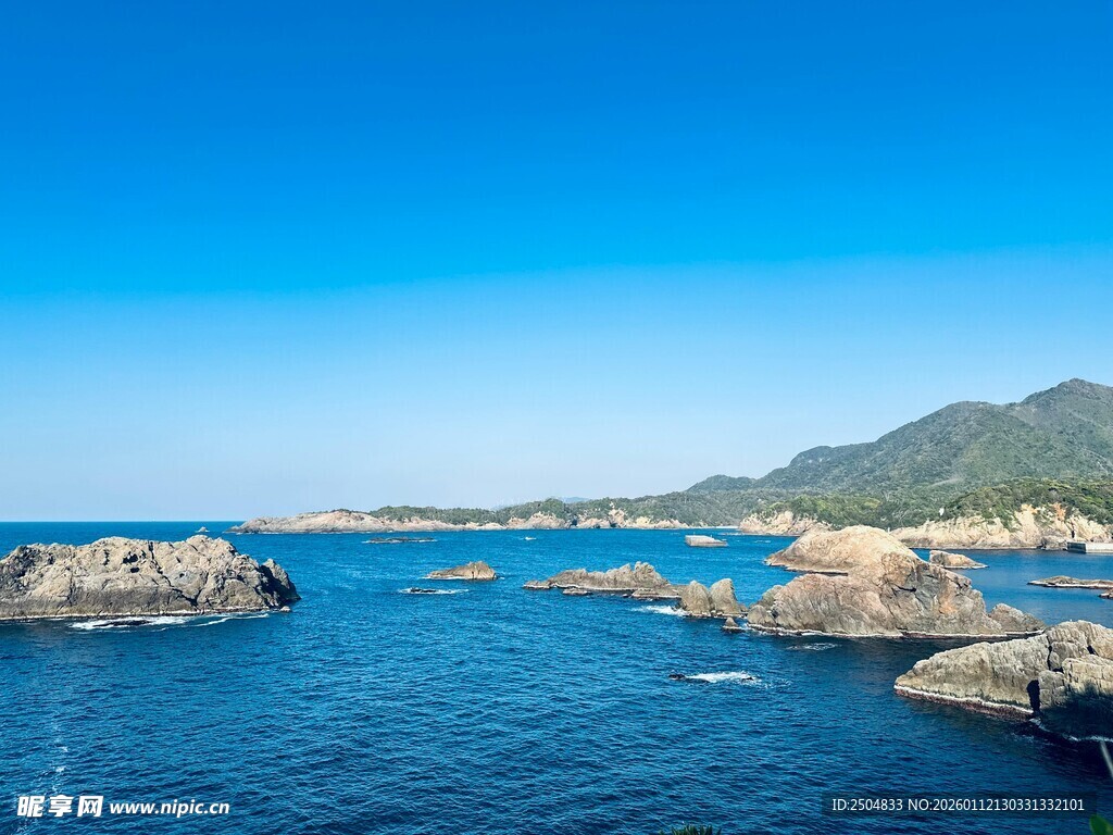 碧海蓝天中的嶙峋礁石