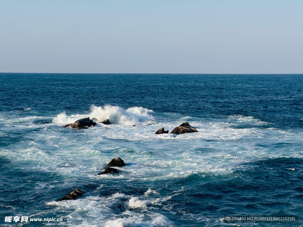 海浪拍击礁石的壮阔海景