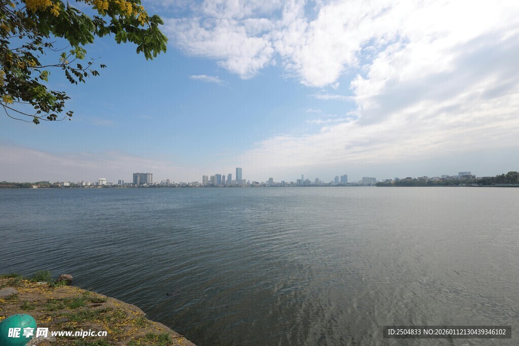 湖畔城市风光美景