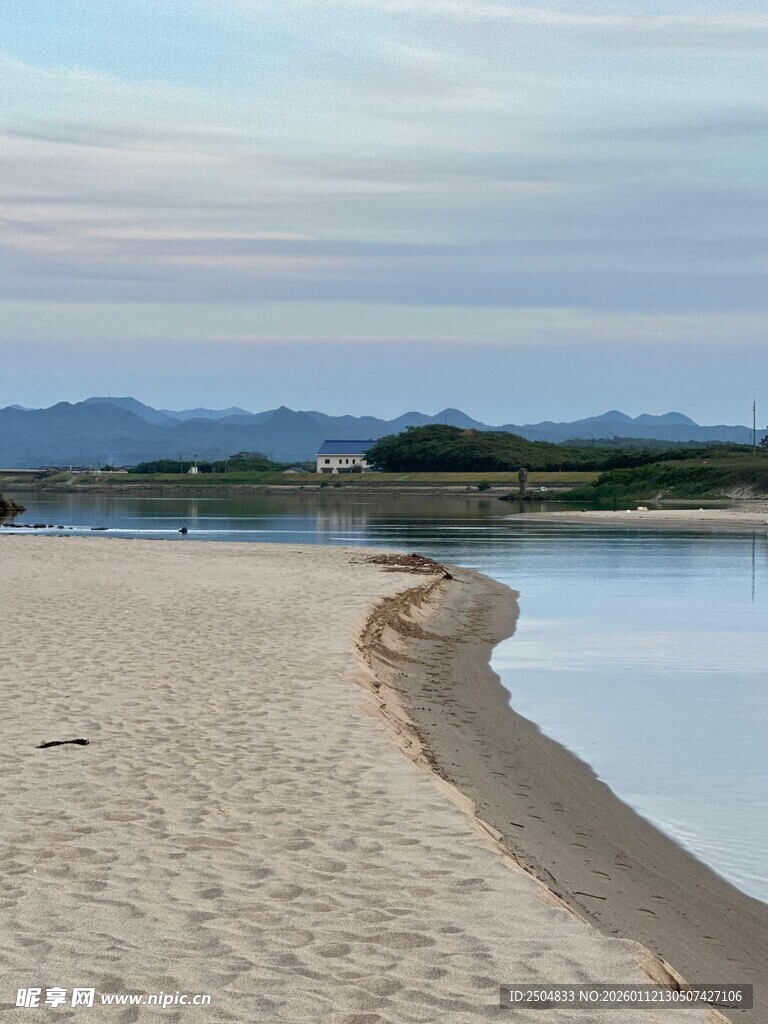 宁静沙滩与远处山水景致