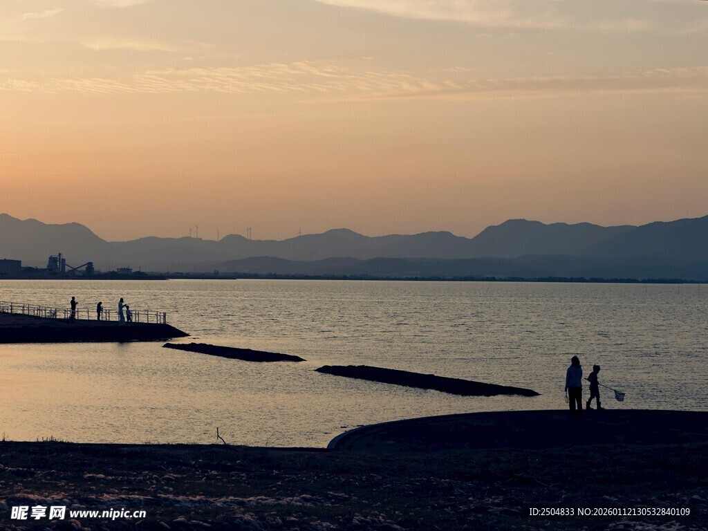 黄昏湖畔 静谧美好景象