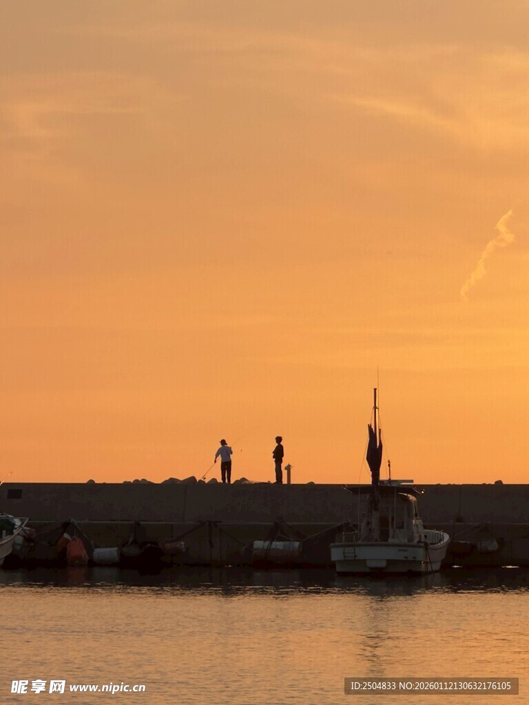 黄昏码头船只与行人景象