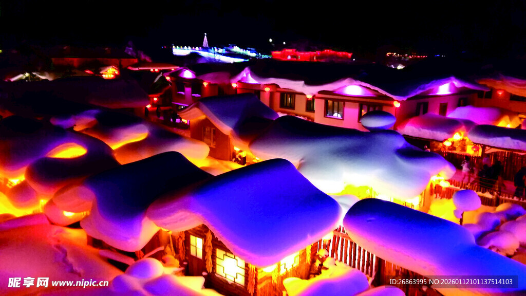 雪夜中的梦幻彩色小屋