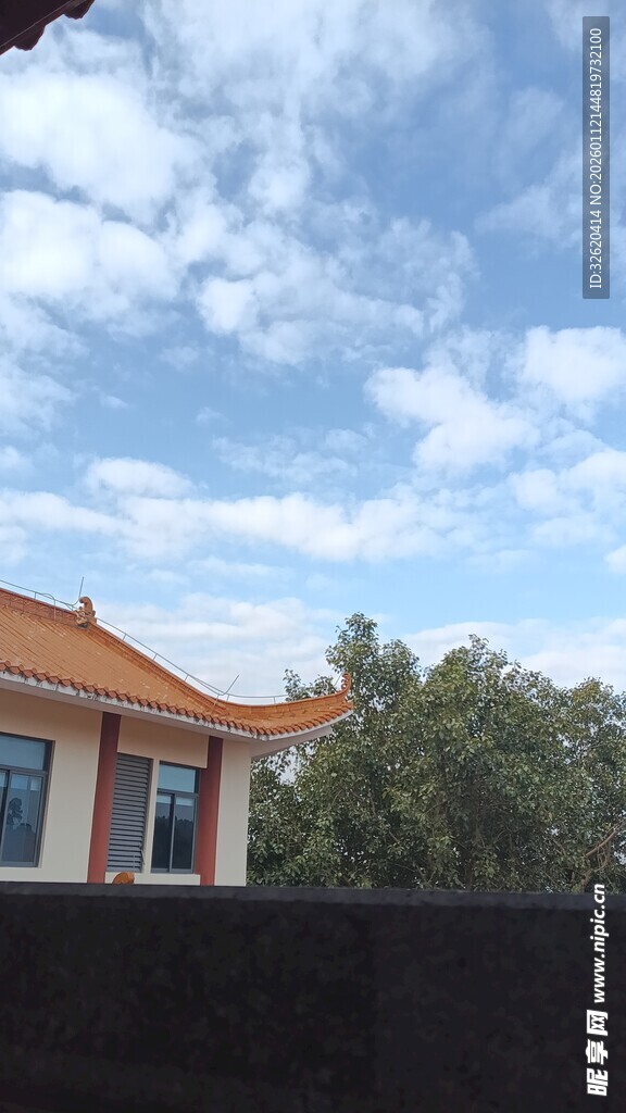 乡村小屋与蓝天白云