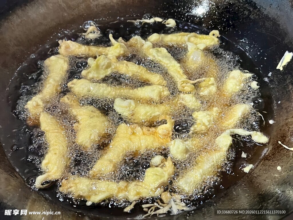 锅中油炸的美味食物