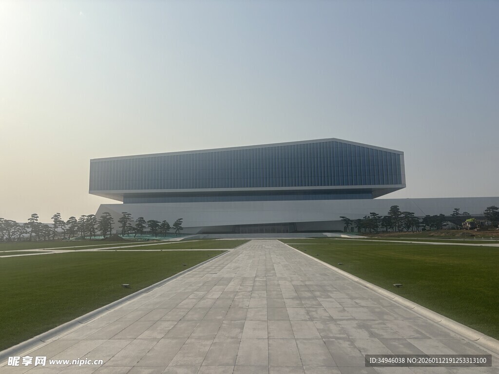 现代风格建筑前的开阔步道