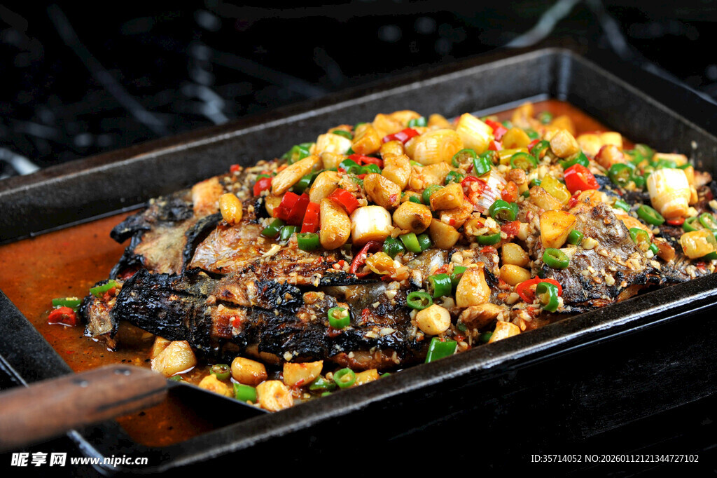 美味烤全鱼配菜丰富诱人