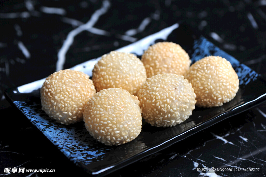 芝麻球摆放在黑色托盘上