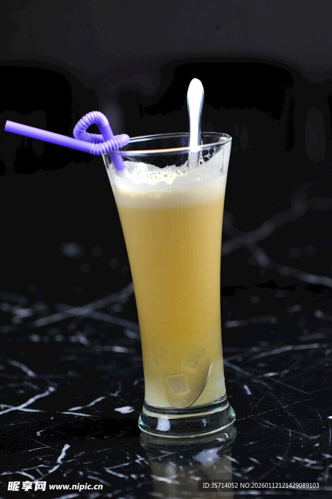 黄色果汁饮品配紫色吸管
