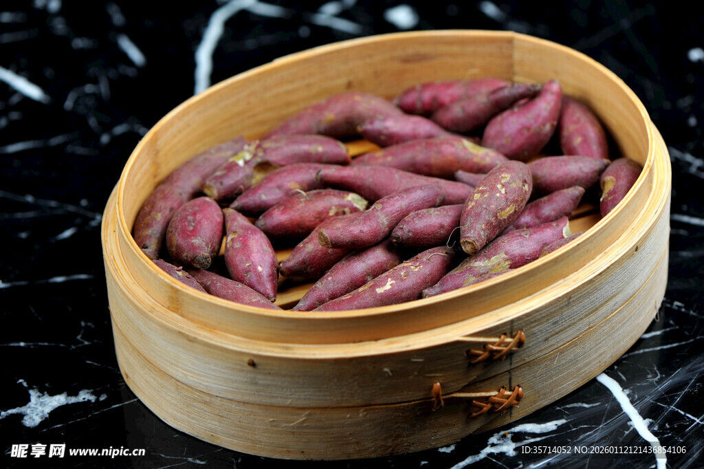 竹制蒸笼里的新鲜小紫薯