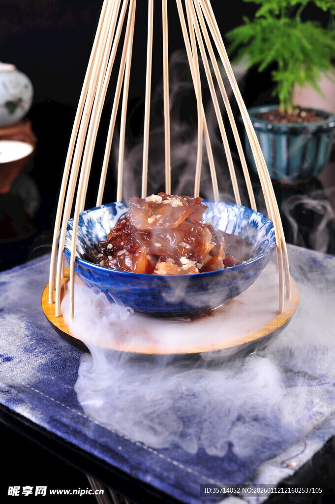 竹制笼中特色佳肴海蜇