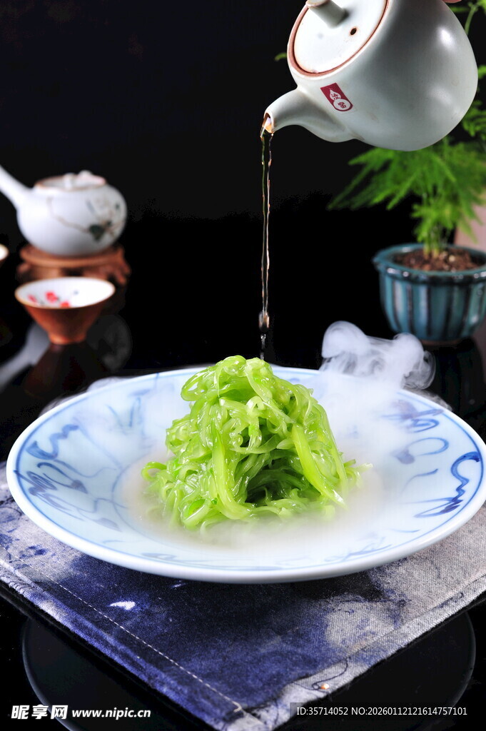 翡翠莴笋清泉倾注添雅韵