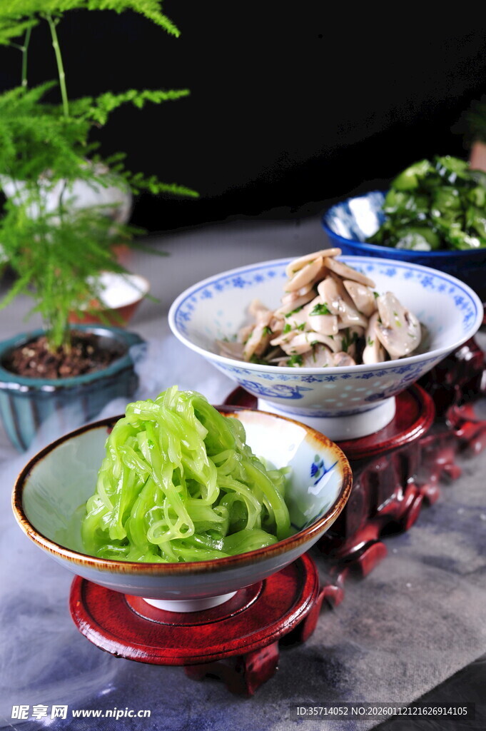 精致中式菜肴与新鲜蔬菜