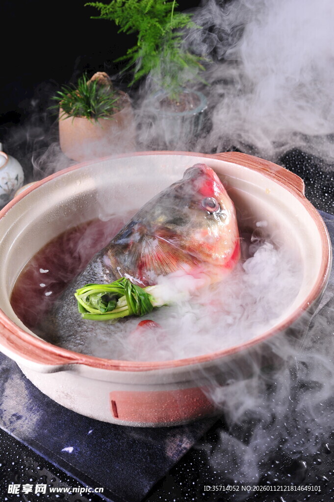 蒸汽环绕的砂锅鲜鱼头