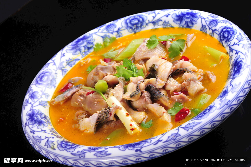 蓝白瓷盘装的美味炒牛蛙