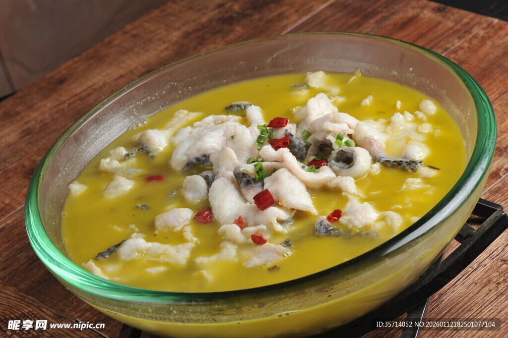 黄绿汤汁中的鲜嫩鱼肉